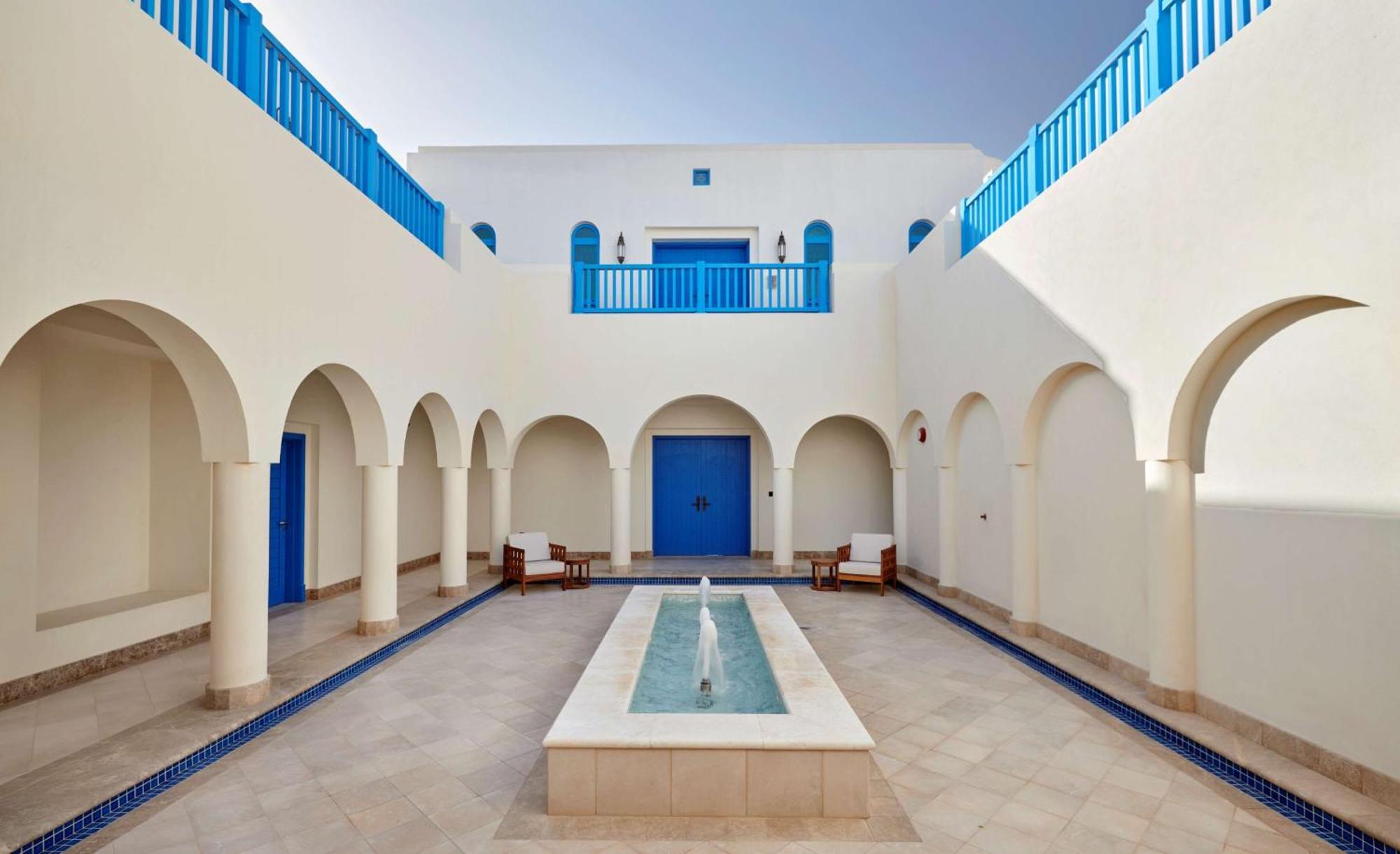 Hilton Salwa Beach Resort And Villas Abu Samra Zewnętrze zdjęcie The hotel's courtyard