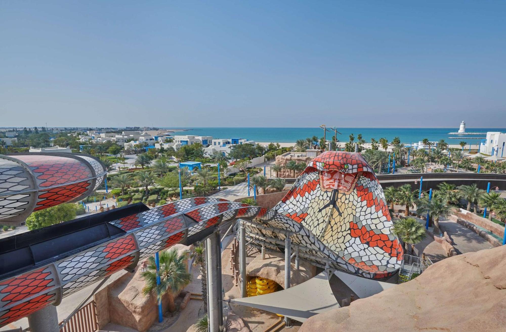 Hilton Salwa Beach Resort And Villas Abu Samra Zewnętrze zdjęcie View of the city from the top of the lighthouse