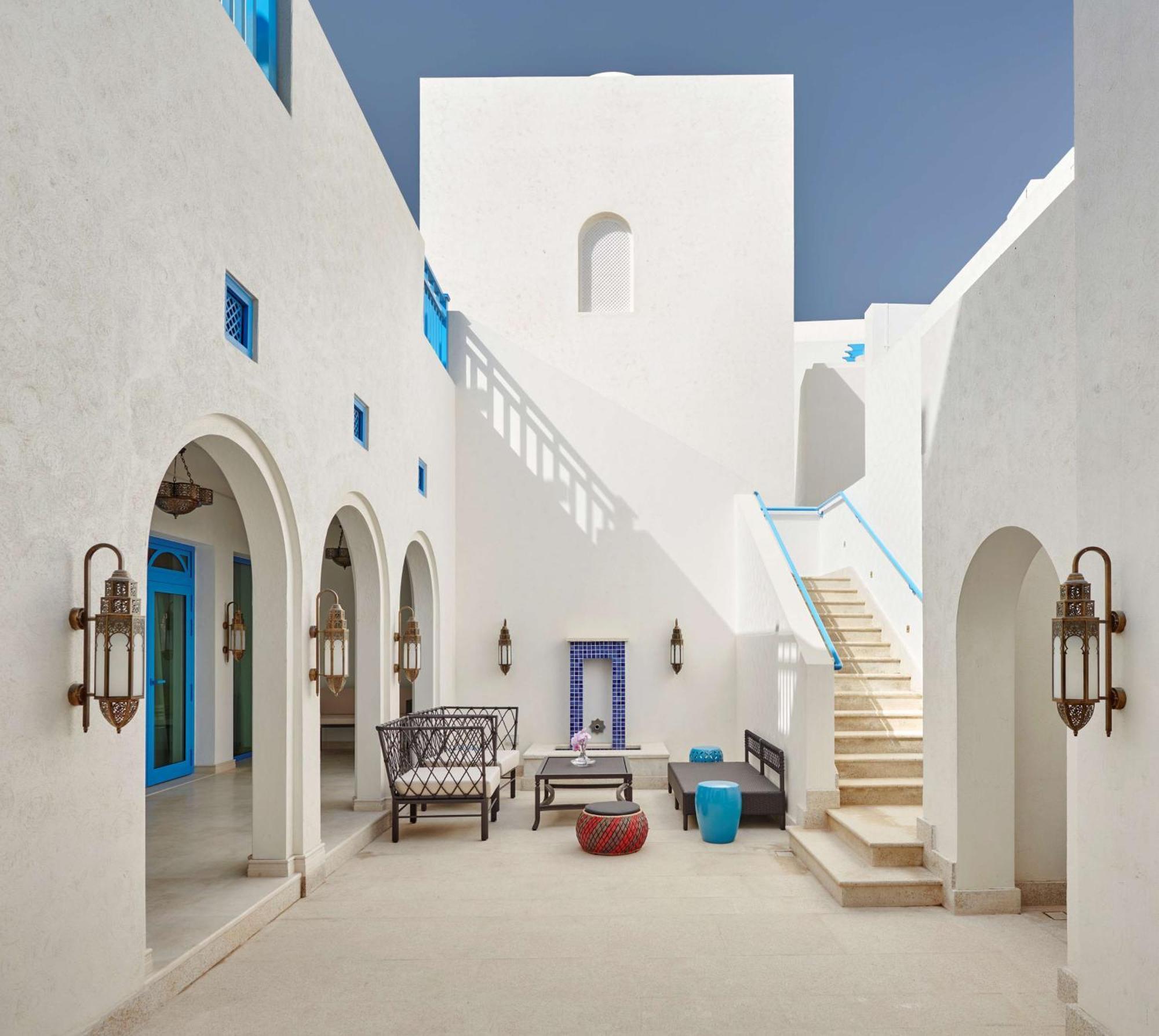 Hilton Salwa Beach Resort And Villas Abu Samra Zewnętrze zdjęcie The interior of the hotel