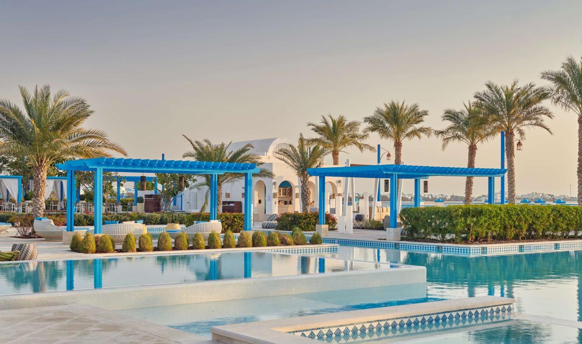 Hilton Salwa Beach Resort And Villas Abu Samra Zewnętrze zdjęcie The swimming pool at the resort